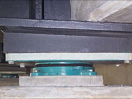 A free sliding spherical bearing is used for the railway bridge.